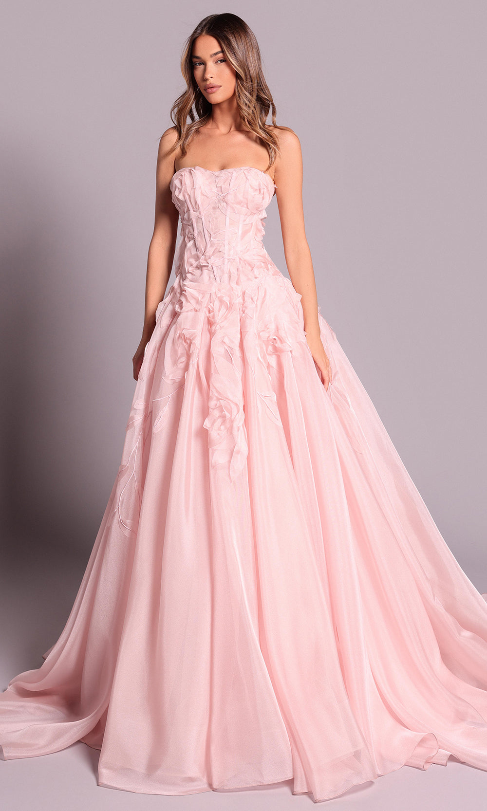 Tarik Ediz 99127 - Romantisches trägerloses Abendkleid mit Applikationen – Farbe Vanille